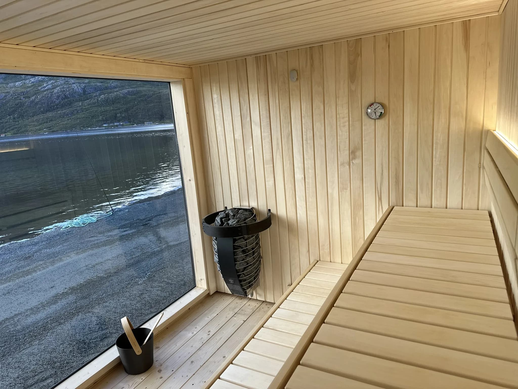 Interiør i badstuen med utsikt mot arktisk natur