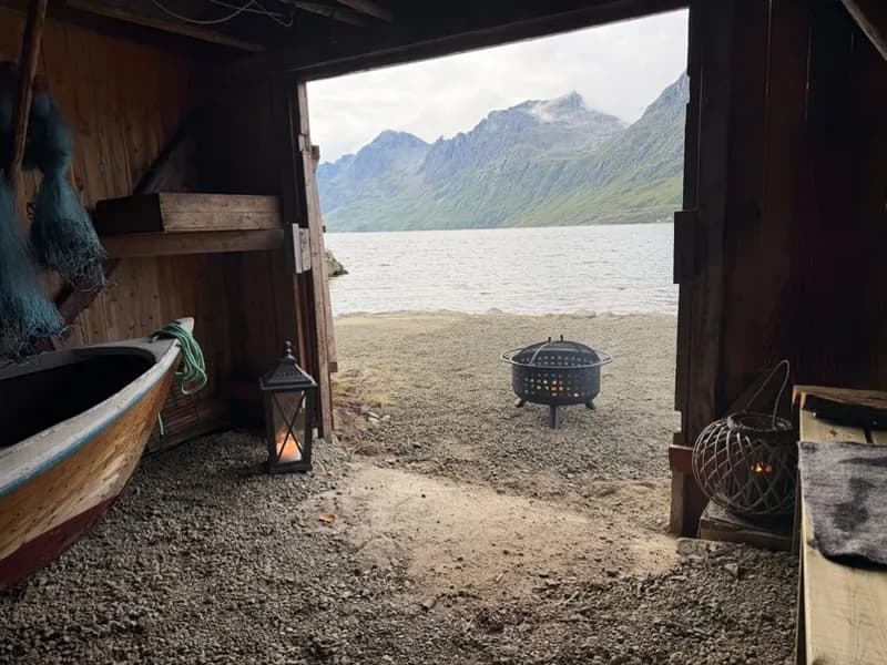 Gammelt naust fra 1950-tallet med bålkos i Ersfjordbotn